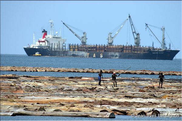 Port Gentil 24 chargement du bois.jpg