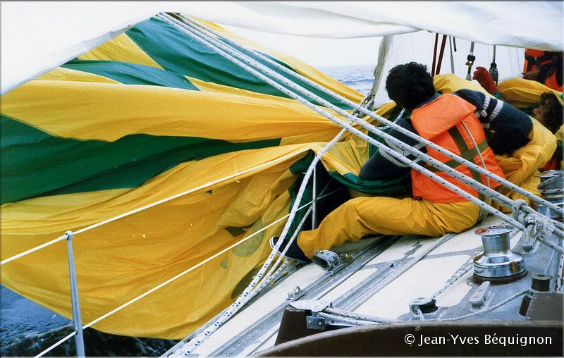 1985_Palynodie Glénans court le record du golfe de Gascogne-7.jpg