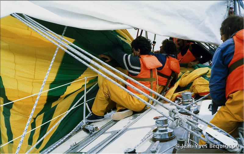1985_Palynodie Glénans court le record du golfe de Gascogne-8.jpg