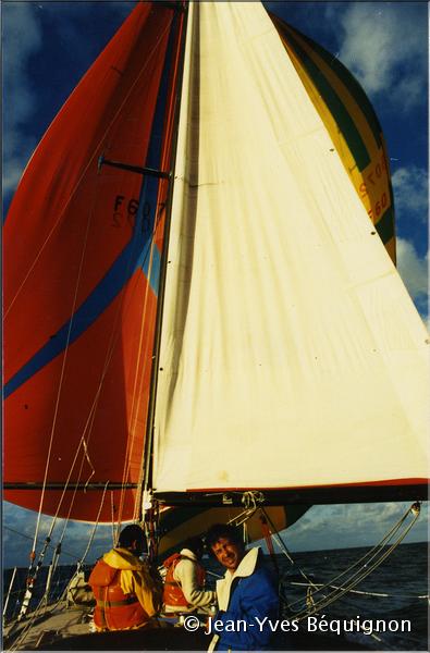 1985_Palynodie Glénans court le record du golfe de Gascogne-14.jpg