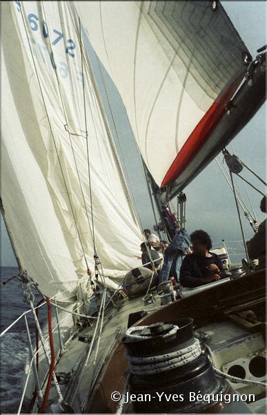 1985_Palynodie Glénans court le record du golfe de Gascogne-25.jpg