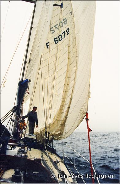 1985_Palynodie Glénans court le record du golfe de Gascogne-26.jpg
