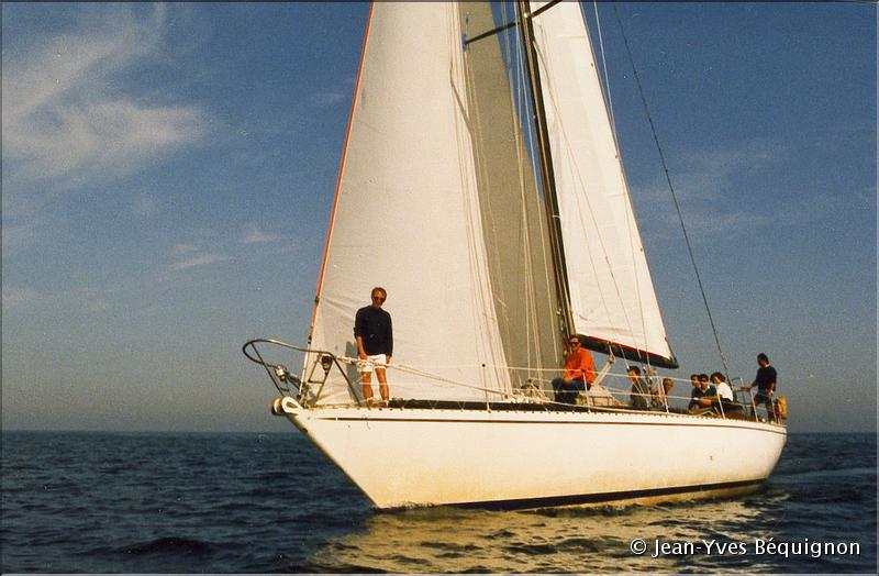1985_Palynodie Glénans court le record du golfe de Gascogne-38.jpg