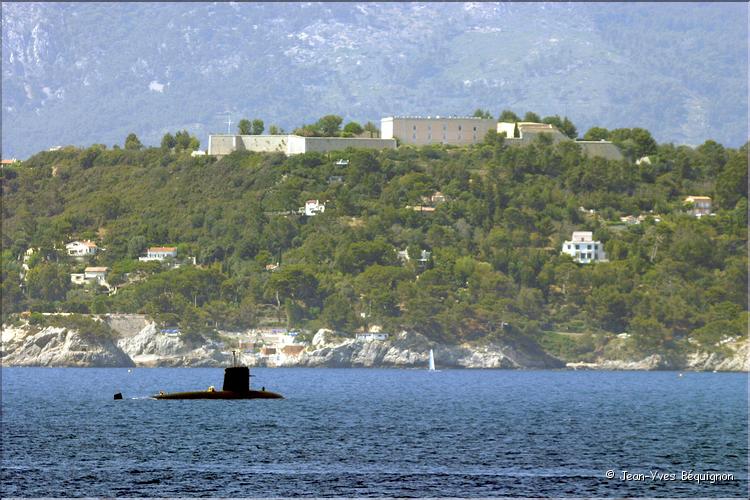 sous marin au large de Toulon.jpg