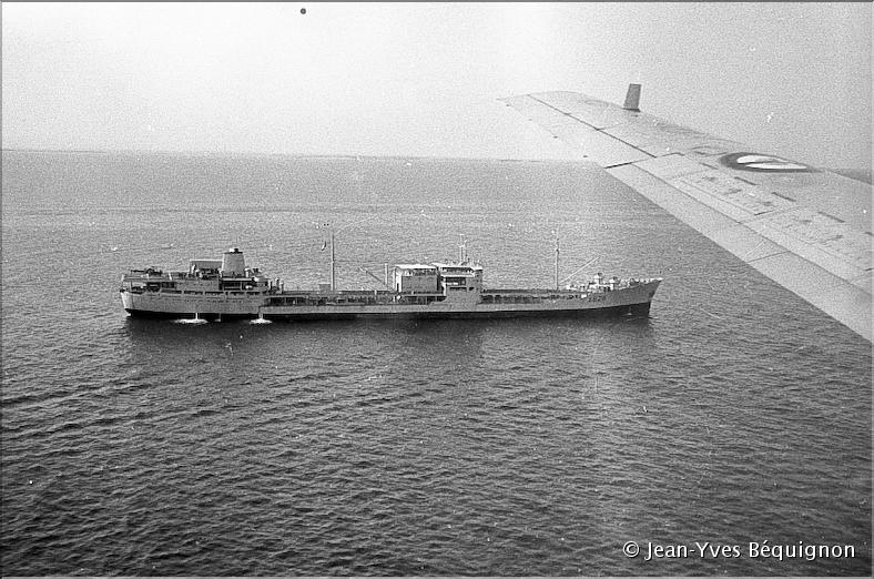1982  la Charente_batiment de commandement Alindien vue d Atlantic.jpg