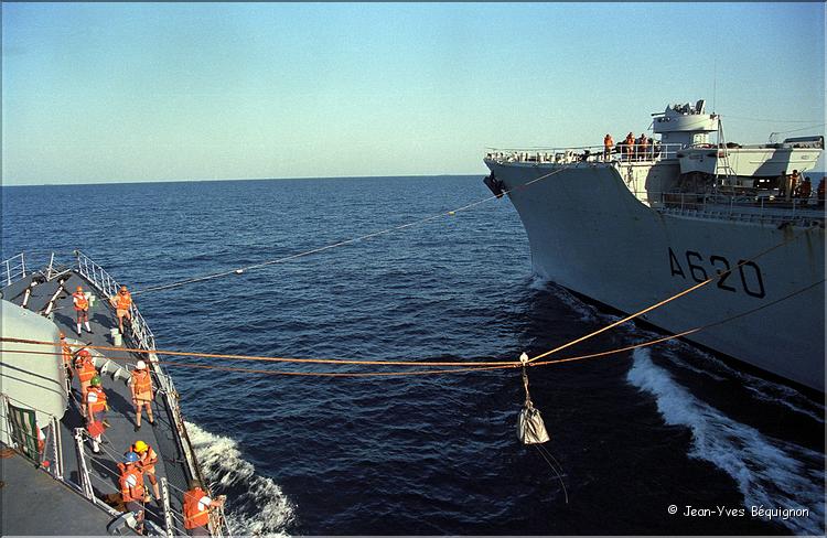 1987_aviso escorteur cdt Bory_ravitaillement avec le BAP JULES VERNE_3.jpg