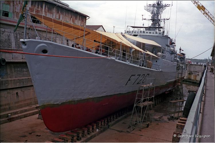 1989 AE Cdt Bory au bassin à Mombassa.jpg
